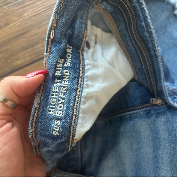 American Eagle Highest Rise 90’s Boyfriend Short Size 8 Medium Wash Frayed - Picture 3 of 4